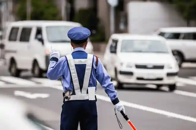 施設巡回や交通誘導を行う「警備員」を募集しています